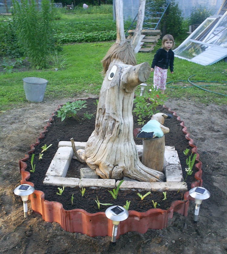 Скльптура оленя сделана из корня яблони руками мамы Ирины