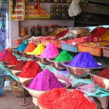 Продажа на индийском базаре натуральных красителей
