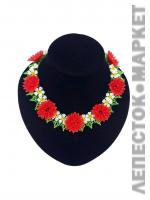 Ожерелье из бисера с красными цветами
