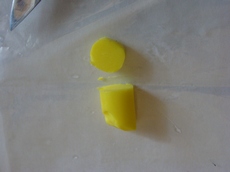 Желтую пластику дерим на 2 неравные части