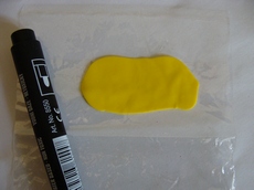 Раскатываем пласт из кусочка желтой глины