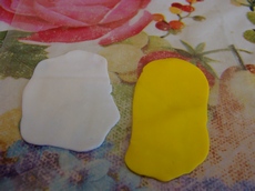 Из белой пластики раскатываем пласт по размеру желтого пласта