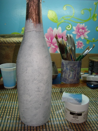 Бутылку шампанского окрашиваем белой краской в два слоя