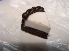иголочкой осторожно, чтобы не смять кусочек торта, сделать в тесте дырочки