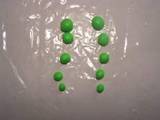 Пластику разделяем пополам и из каждой половинки лепим по 5 шариков мал-мала-меньше