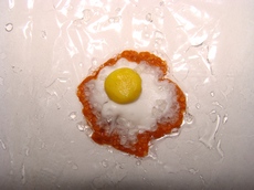 Мокрый палец макаем в сахар и облепляем сахаром края яичницы