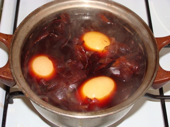 Яйца варю в отваре не менее 10 минут
