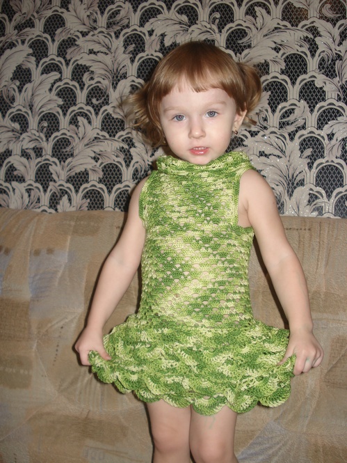 Готовое вязаное платьице