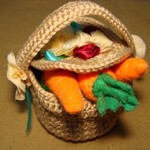 Игрушечная текстильная миниатюра морковка в корзине