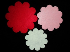 Фото 8 выбираем по три цветка из фетра каждого цвета