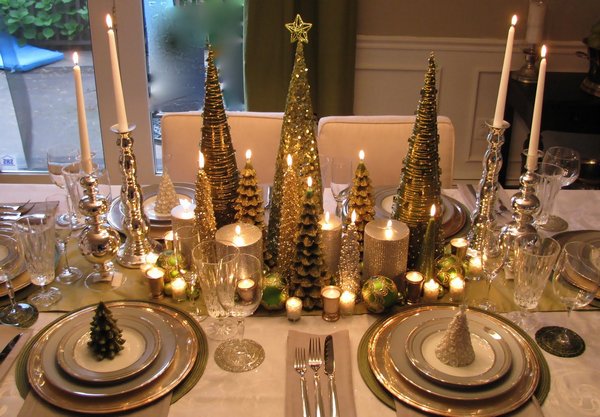 Свечи в форме елочек как украшение новогоднего стола