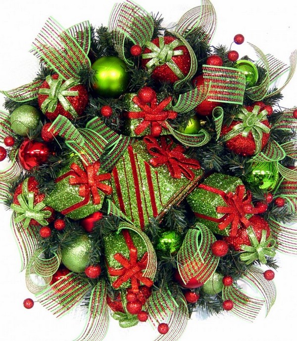 Рождественский венок из стручков жгучего перца и мешковины