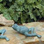 Садовая скульптура лягушка