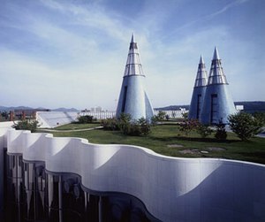Сад на крыше выставочного зала здания искусств в Бонне, Германия