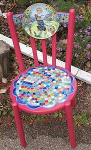 Деревяный стул, украшенный мозаикой Урсулы Нейфельд