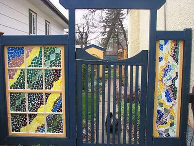 Витраж из мозаики на воротах калитки