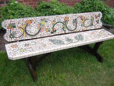 Скамейка для сада, отделанная мозаикой