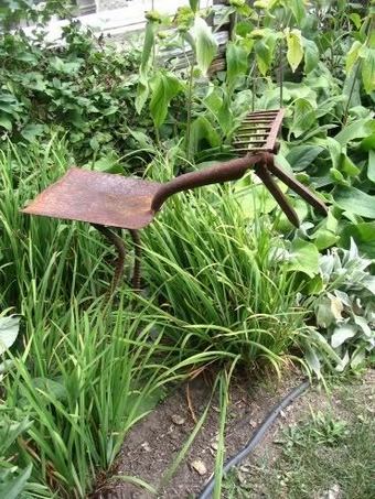 Садовая скульптура из металлолома