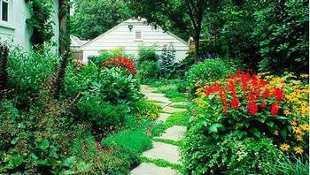Озеленение сада и мощеные дорожки из плит