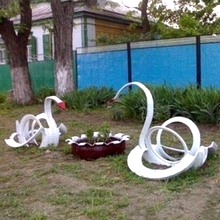 Садовая скульптура лебедей из покрышек