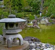 Каменные фонари в японском саду