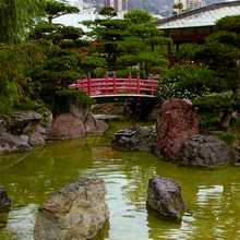 Красные мостики - индивидуальная черта сада в японском стиле