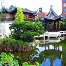 Китайский сад представляет единое целое с домом, в нем живут