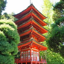 Японская садовая архитектура (на фото) имеет лишь отдаленное сходство с Китайской