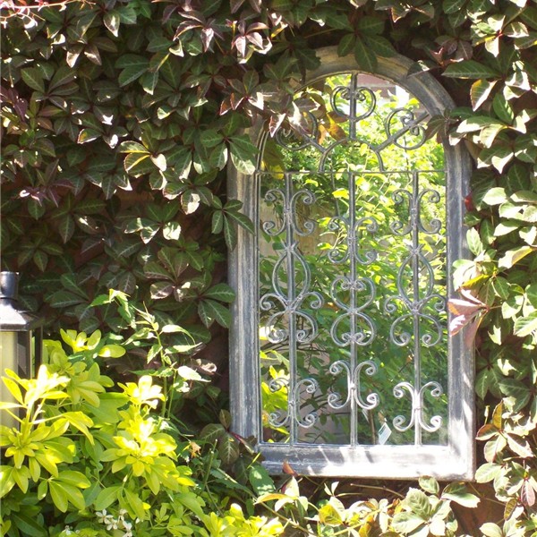 Зеркало в саду может имитировать оконную раму