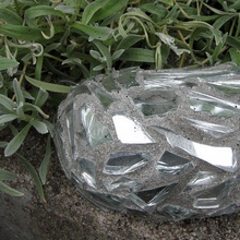 Вот такая глыба, сделанная из зацементированных кусочков зеркала, может стать ярким акцентом в саду