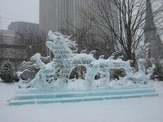 Мифические драконы в ледяной скульптуре