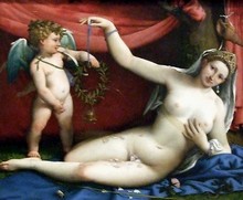 На картине художника Лоренцо Лотто изображены Венера (греческая Афродита), протягивающая миртовый венок Амуру